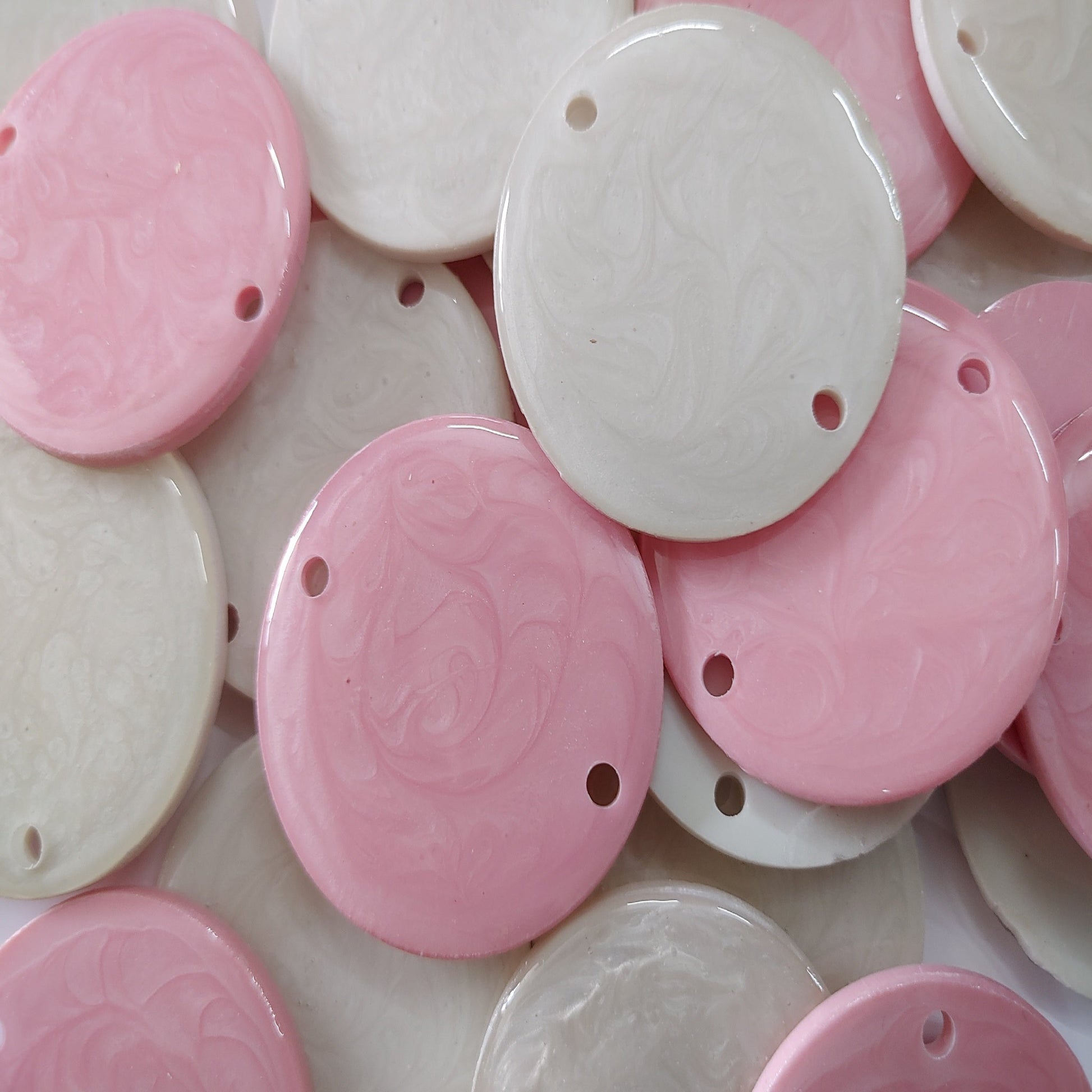 Indian Petals - Resin Round 45mm Discs with Hole at both ends suitable for Caft Jewelery making or Decor Resin Round 45mm Discs with Hole at both ends suitable for Caft Jewelery making or Decor - Pink / 50 Pcs